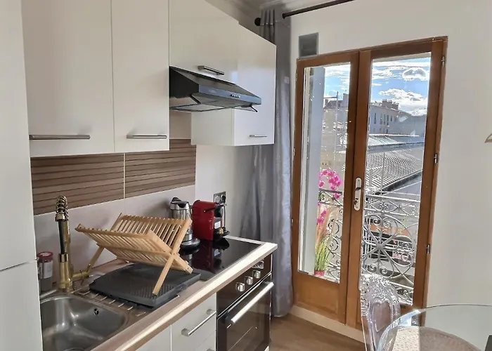 De Charme Avec Balcon Au Pied Des Commerces