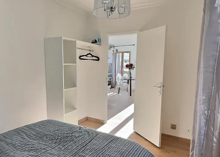 De Charme Avec Balcon Au Pied Des Commerces * Μπεζιέ